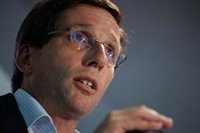 Almeida pide a Maroto que explique si está a favor de que Puigdemont vuelva a España "limpio de polvo y sin pagar nada"