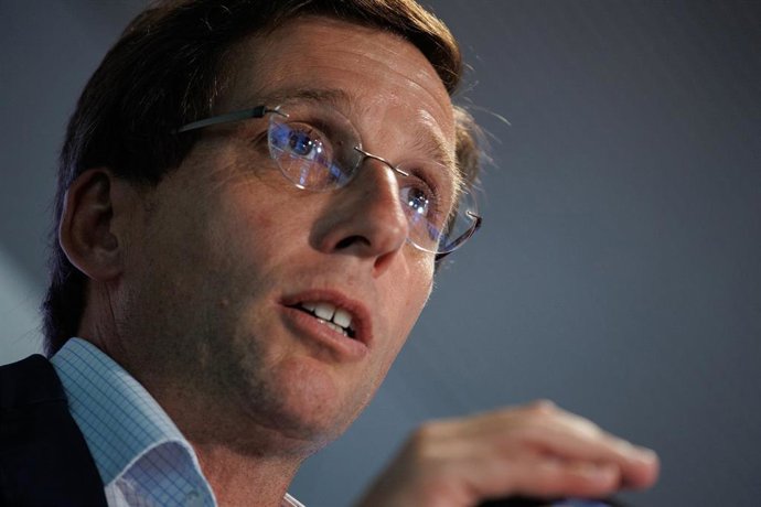 El alcalde de Madrid, José Luis Martínez-Almeida, interviene durante la entrega de los Reconocimientos del Ayuntamiento al sector turístico madrileño, en el Parque de El Retiro