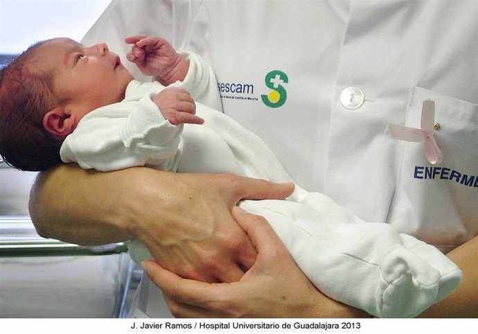 Archivo - Nacimiento, bebé, unidad neonatal Hospital Guadalajara