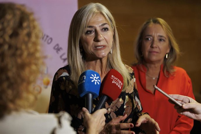 La consejera de Desarrollo Educativo y Formación, Patricia Del Pozo, inaugura unas jornadas formativas sobre lectura en las aulas en el Palacio de Congresos de Granada.