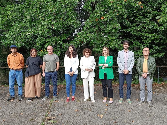 La alcaldesa de Santiago, Goretti Sanmartín, junto a los concejales que conforman su gobierno