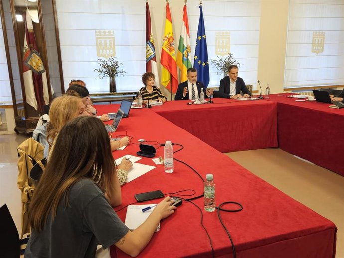 Escobar, con Sanz y Sáinz, en la rueda de prensa de los 100 primeros días de Gobierno municipal