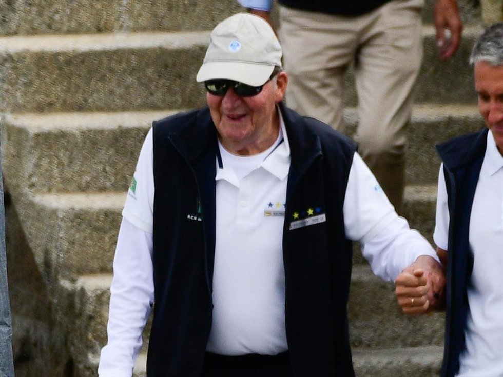El Rey Juan Carlos, a su llegada al pantalán del Club Náutico de Sanxenxo