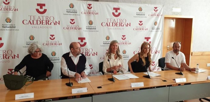 Rueda de prensa de presentación de la obra 'Hasta aquí hemos llegado' de la compañía La Quimera de Plástico, en la que ha participado la concejala de Cultura, Irene Carvanal; la viceconsejera de Cultura, Mar Sancho, y el director, Tomás Martín