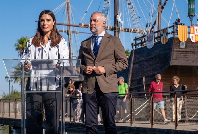 La diputada de Turismo, Ana Delgado, y el presidente del Patronato Provincial de Turismo, Emiliano Cabot, en el Muelle de las Carabelas.
