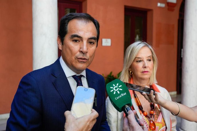 El consejero de Justicia, Administración Local y Función Pública, José Antonio Nieto, junto a la Fiscal Superior de Andalucía, Ana Tárrago, en declaraciones a los medios antes de la Comisión Mixta entre ambas instituciones.