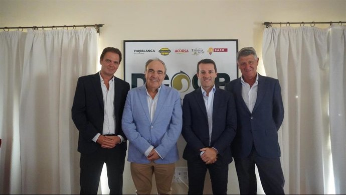 José Luis de Prado, presidente de Grupo De Prado; Antonio Luque, presidente de Dcoop; Toño Pons, presidente de Importaco, y Rafael Sánchez de Puerta, director general de Dcoop en la firma del acuerdo
