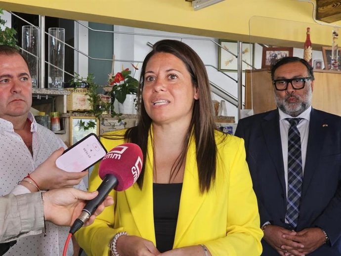 La consejera de Bienestar Social, Bárbara García Torijano, durante la visita al segundo turno del programa de Termalismo Social que se está desarrollando en el balneario Las Palmeras.