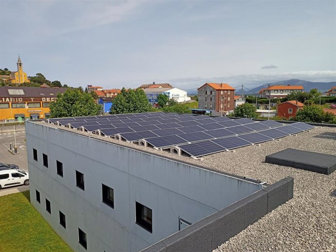 Archivo - Instalación fotovoltaica en un edificio.