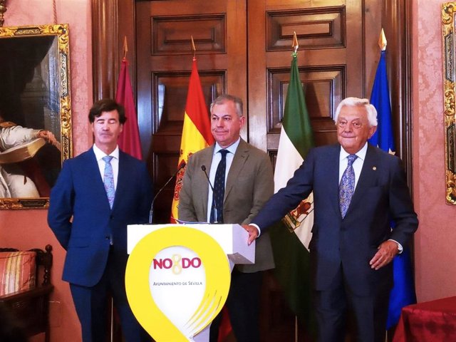 El alcalde de Sevilla, José Luis Sanz, interviene en la Comisión de Turismo municipal celebrada en el Ayuntamiento hispalense