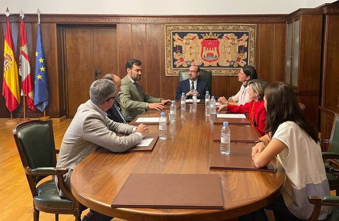 Los equipos municipales del PP de León y de Ponferrada, durante su encuentro para reivindicar inversiones en infraestructuras.