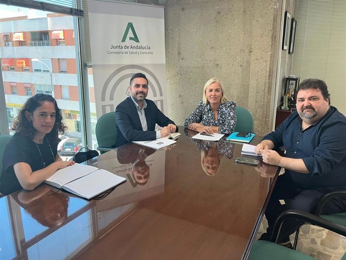 Eva Pajares con el alcalde de Vejer.