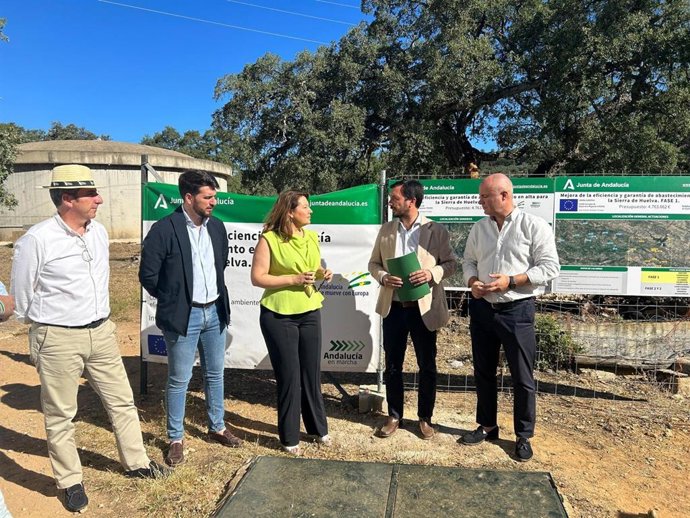 Archivo - La consejera de Agricultura, Pesca, Agua y Desarrollo Rural, Carmen Crespo, junto al delegado del ramo en Huelva, Álvaro Burgos, en su visita a las obras de entrada de agua de abastecimiento a los depósitos municipales de Higuera de la Sierra 