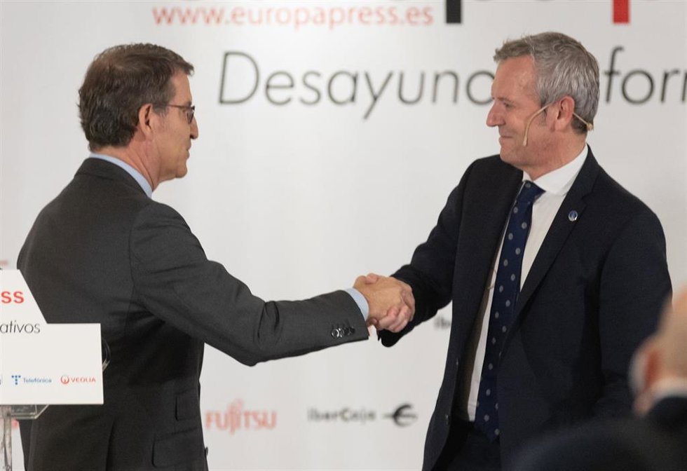 Archivo - El presidente del PP, Alberto Núñez Feijóo (i), saluda al presidente de la Xunta de Galicia, Alfonso Rueda (d), durante un desayuno informativo de Europa Press en el Hotel Hyatt Regency Hesperia, a 22 de noviembre de 2022, en Madrid (España).