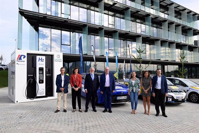 Representantes empresariales e institucionales en el EIC de Abanto en la presentación del IV Eco Rallye Bilbao Petronor