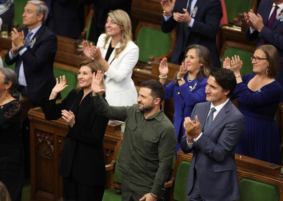 El presidente de Ucrania, Volodimir Zelenski, junto al primer ministro de Canadá, Justin Trudeau, en el Parlamento de Canadá durante el homenaje al ucraniano Yaroslav Hunka, combatiente en el bando de la Alemania nazi durante la Segunda Guerra Mundial