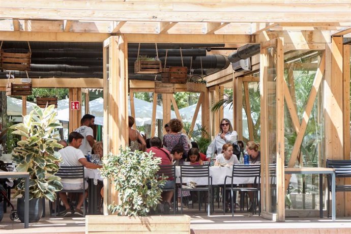 Archivo - Varias personas disfrutan de la hostelería en las terrazas de las inmediaciones del lago de la Casa de Campo, a 21 de agosto de 2022, en Madrid (España). 