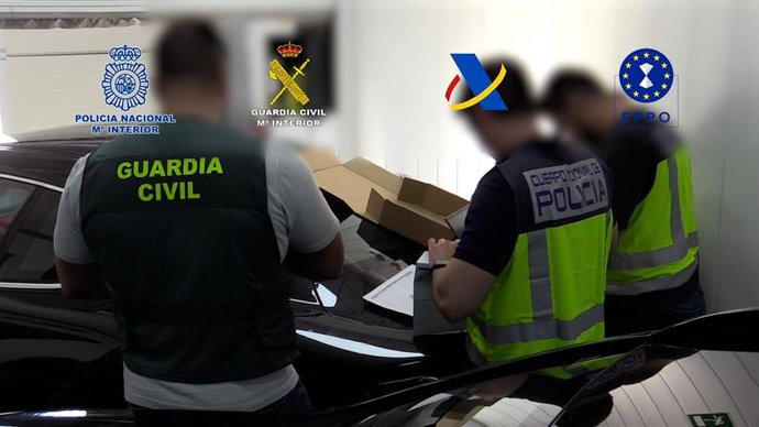 Agentes de la Guardia Civil y la Policía Nacional durante la operación.