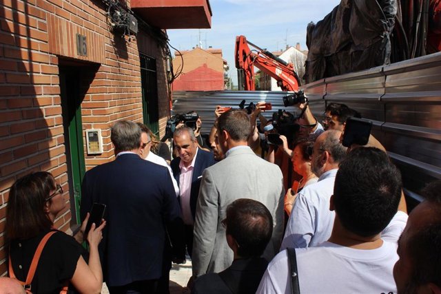 El secretario general del PSOE-Madrid, Juan Lobato, interviene durante su visita a los afectados de la línea de metro 7B, a 27 de septiembre de 2023, en San Fernando de Henares,