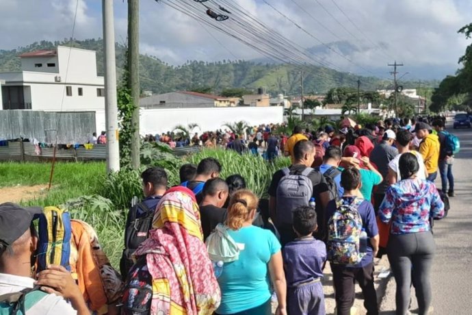 Migrantes hacen cola en Honduras