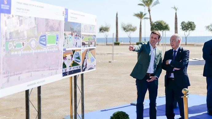 Colocación de la primera piedra para el parque de Las Salinas de Roquetas de Mar (Almería).