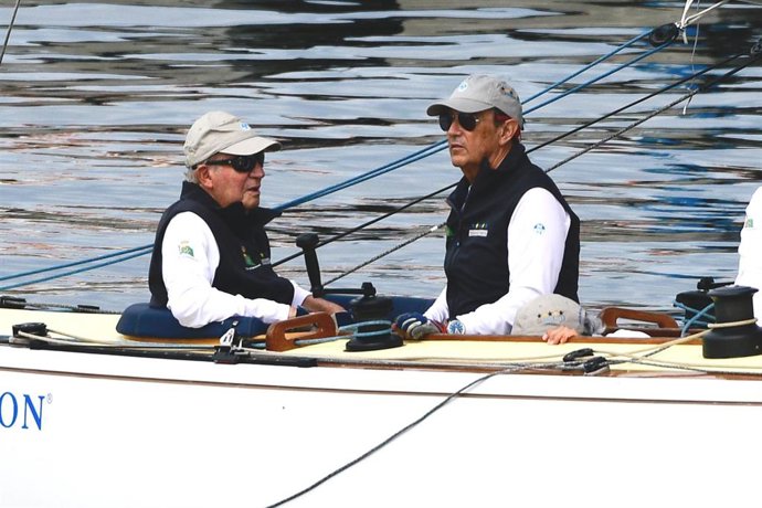 El Rey Juan Carlos y Pedro Campos embarcados en 'El Bribón', a 27 de septiembre de 2023, en Sanxenxo (España).