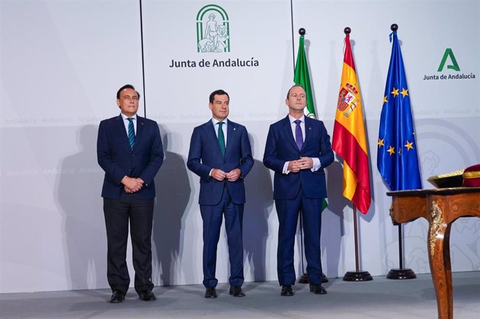 El presidente de la Junta, Juanma Moreno, preside la toma de posesión del rector de la Universidad Internacional de Andalucía (UNIA), José Ignacio García Pérez