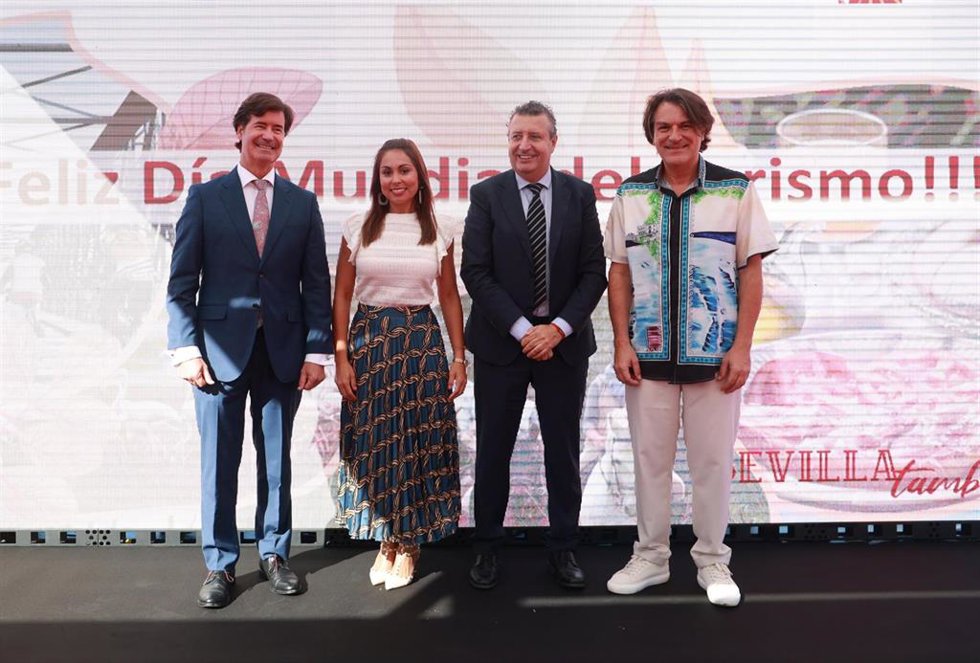 El presidente de la Diputación de Sevilla, Javier Fernández, segundo por la derecha, con los artistas Dorantes y Marta Quintero y el presidente de la Confederación de Empresarios de Sevilla, Miguel Rus.