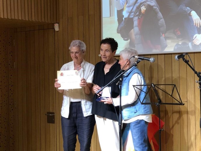 La escritora y activista Isabel Franc, la homenajeada Empar Pineda, y la directora general de Diversidad Sexual y Derechos LGTBI del Ministerio de Igualdad, María Dolores (Boti) García, en el acto de este miércoles