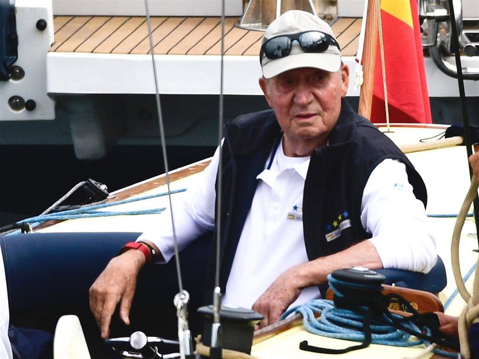 El Rey Juan Carlos embarcando a su llegada al puerto deportivo de Sanxenxo este miércoles