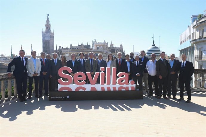 Foto de familia del alcalde de Sevilla y organizaciones turísticas antes de la Comisión de Turismo, en el Ayuntamiento, por el día mundial del sector.