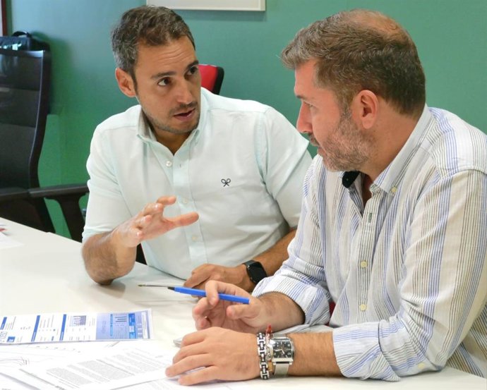 El vicesecretario de Economía, Hacienda y Empleo del PP de Sevilla, Agustín Aguilera, primero por la izquierda.