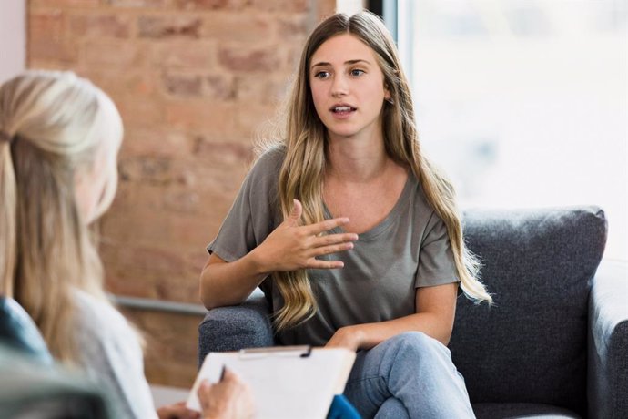 Archivo - Mujer en la consulta del terapeuta.