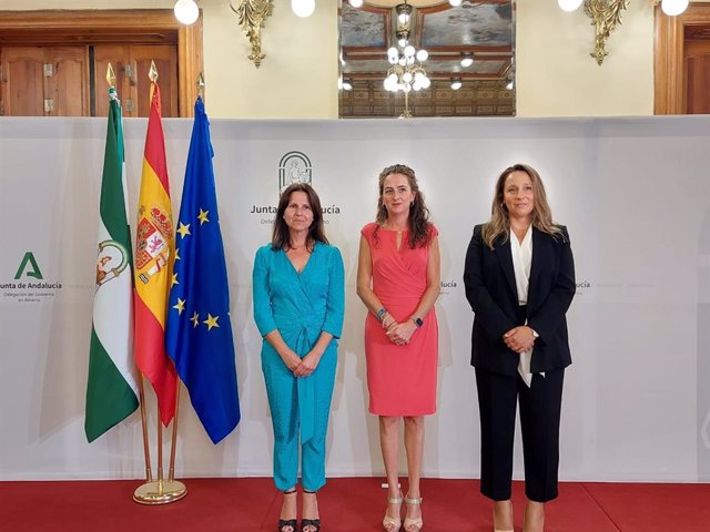 Aranzazu Martin con las nuevas delegadas territoriales Dolores Martínez y Rebeca Gómez