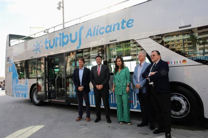 El alcalde de Alicante, Luis Barcala, los concejales de Movilidad Urbana y Turismo, Carlos de Juan y Ana Poquet; y los responsables de Vectalia Antonio Arias, Raúl Cantero y Juan Antonio Martí en la presentación del Turibús en Alicante