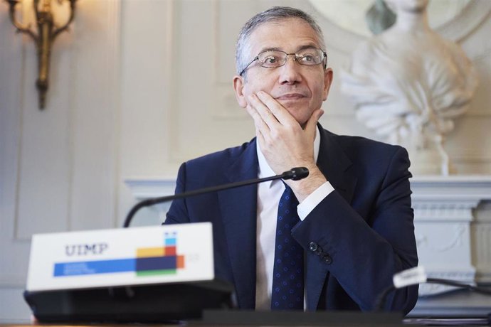 Archivo - El obernador del Banco de España, Pablo Hernández de Cos, durante el curso de la APIE de la Universidad Internacional Menéndez Pelayo (UIMP), en el Palacio de la Magdalena, a 23 de junio de 2023, en Santander, Cantabria (España).