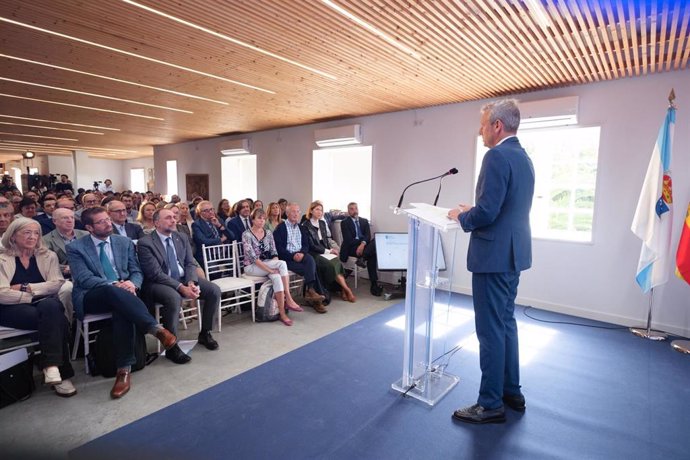 El presidente de la Xunta, Alfonso Rueda, presenta la estrategia gallega de oncología de precisión ante el conselleiro de Sanidade, Julio García Comesaña, y decenas de expertos.