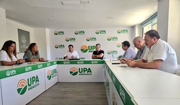 Representantes de UPA Andalucía y UGT Andalucía se reúnen en la sede de UPA-A para analizar la situación de los trabajadores del campo andaluz.