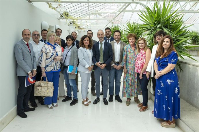 El consejero de Educación rodeado de su equipo comparece en el Parlamento de Cantabria
