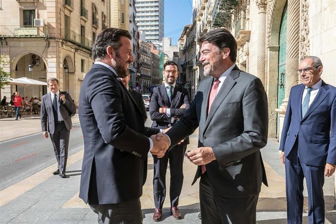 El alcalde de Alicante, Luis Barcala, y el alcalde de Elche, Pablo Ruz.