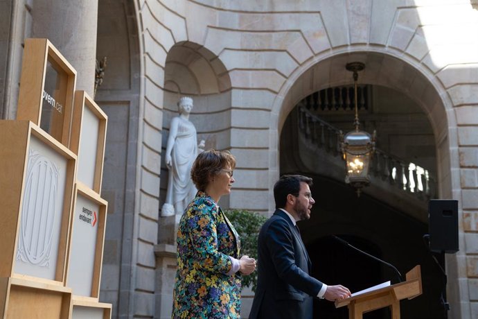 Archivo - El president de la Generalitat, Pere Aragons, al costat de la consellera d'Acció Exterior, Meritxell Serret