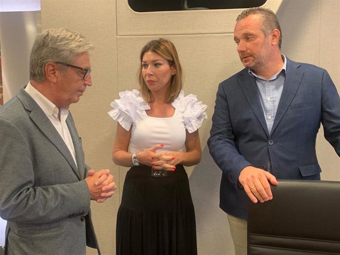 El portavoz del Grupo Parlamentario Popular, Joaquín Segado, a la derecha, durante la Junta de Portavoces