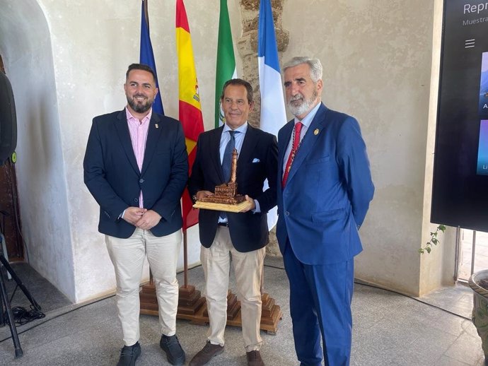 Chipiona premia a la Agencia Pública de Puertos de Andalucía por su promoción y fomento del turismo