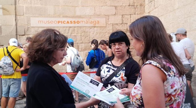 Este miércoles, Día Mundial del Turismo, trabajadores del Museo Picasso Málaga han repartido cuartillas a la entrada del recinto para dar a conocer sus reivindicaciones.