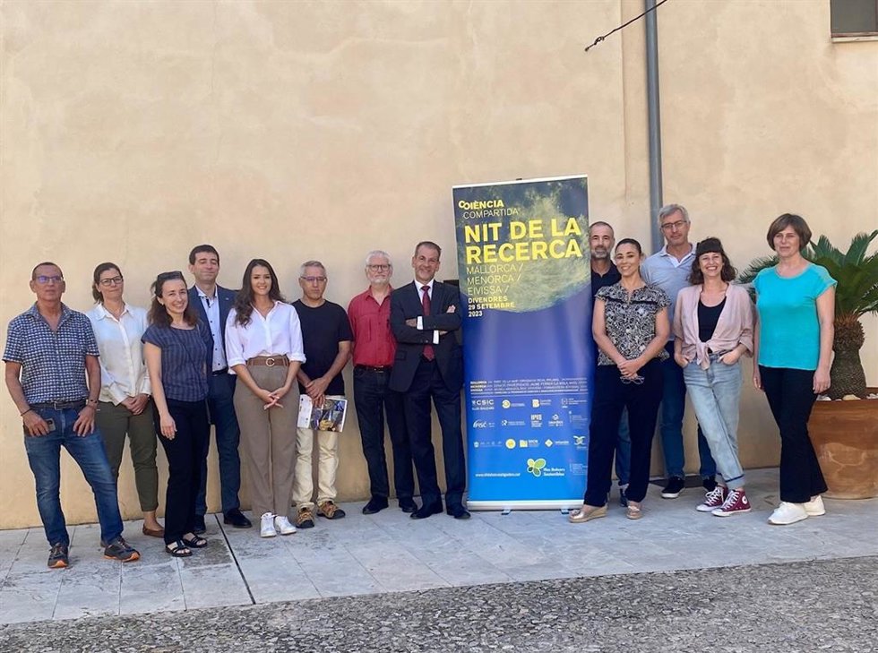 El secretario autonómico de Innovación y Sociedad Digital, Antoni Carmona, y los representantes de centros e institutos de investigación de Balears, hoy, en la Fundació Bit durante la presentación de La Nit de la Recerca.