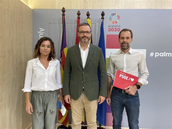 Archivo - Los concejales del PSOE en Palma, Rosario Sánchez, José Hila y Francisco Ducrós, tras la rueda de prensa en el Ayuntamiento de Palma.