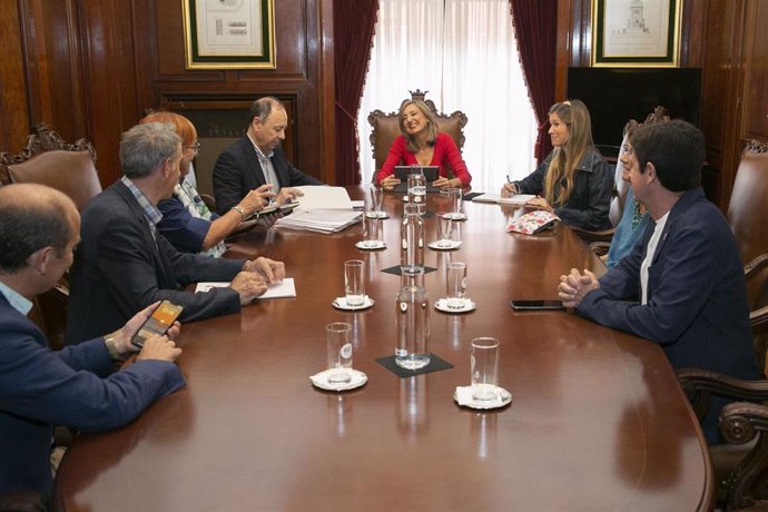 Reunión de la alcaldesa de Pamplona, Cristina Ibarrola, con el presidente y miembros del patronato de la Fundación Caja Navarra.