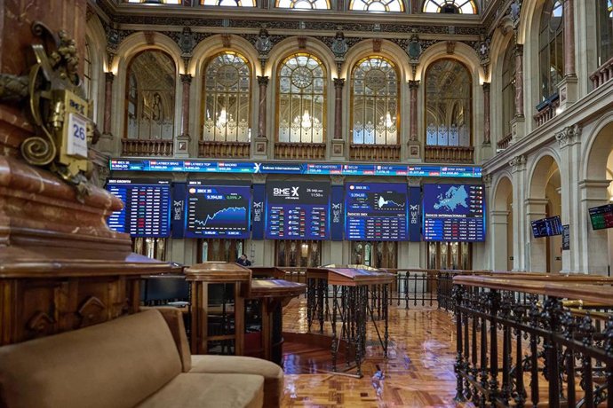 Varios paneles de valores del Ibex 35 en el Palacio de la Bolsa, a 26 de septiembre de 2023, en Madrid (España). 