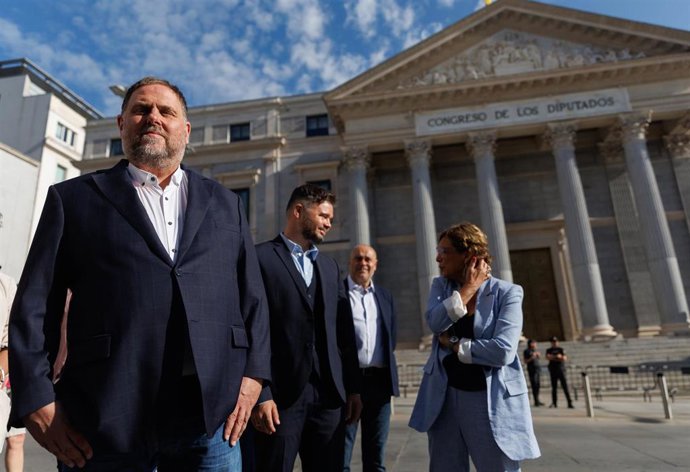 (I-D) El líder de ERC, Oriol Junqueras; el portavoz de ERC en el Congreso, Gabriel Rufián y la diputada de ERC Montserrat Bassa, a su llegada al Congreso de los Diputados para presenciar la sesión plenaria en la se aprueba el uso de las lenguas cooficia