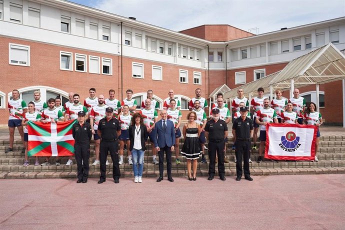 El consejero de Seguridad, Josu Erkoreka, junto con el equipo Ertzaintza que esta semana participa en los  "European Police & Fire Games"